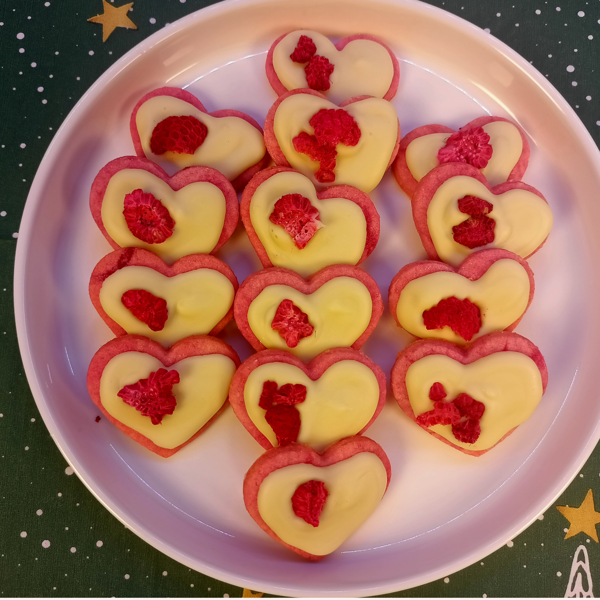 cukroví - marcipánová srdíčka s bílou čokoládou a malinami