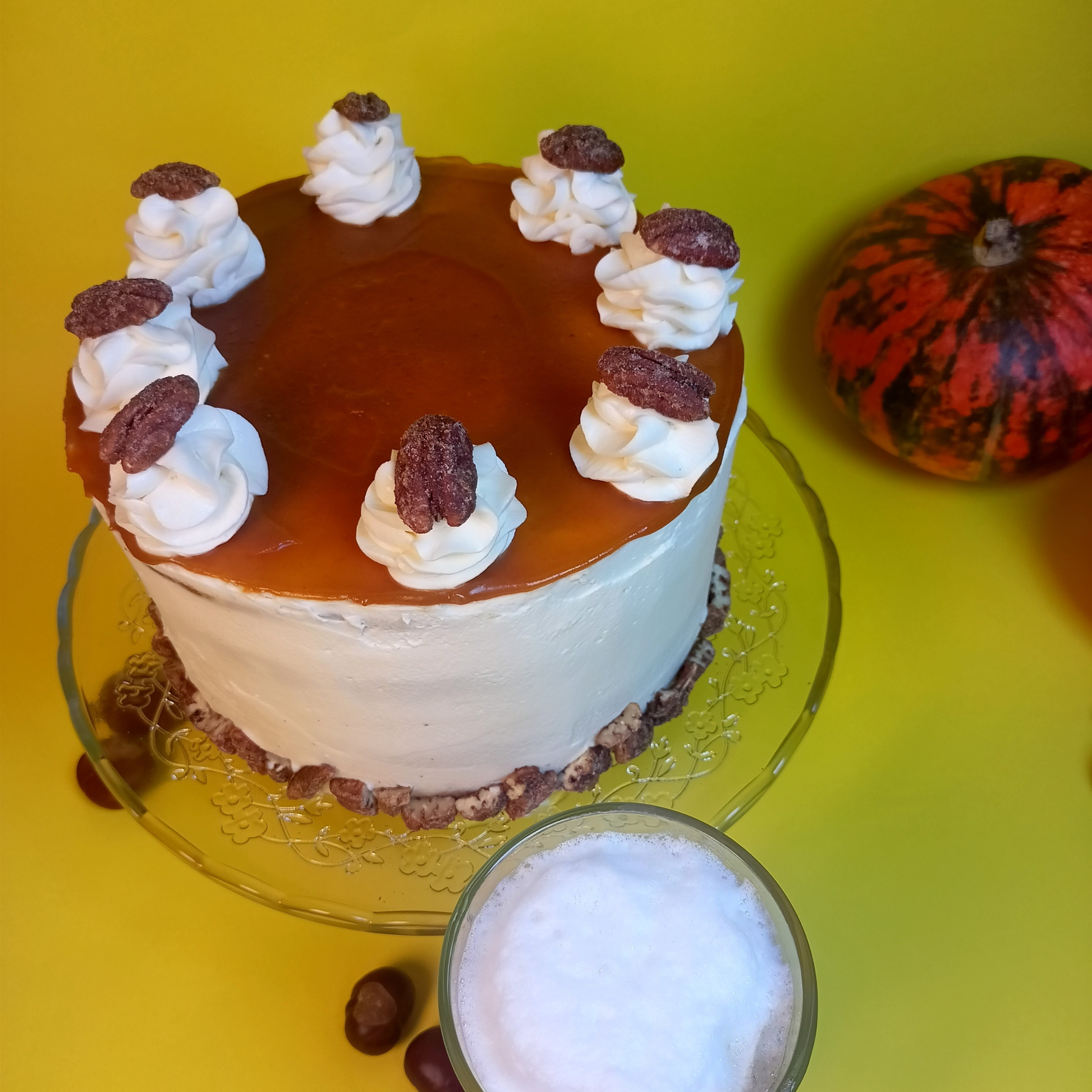 Dýňový dort s karamelem a ořechy